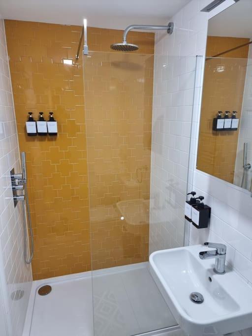 Entire Ground Floor Flat, Free Off-Street Parking And Large Garden Apartamento Londres Exterior foto